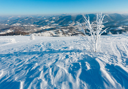 早晨，冬天，平静的山景，美丽的霜冻