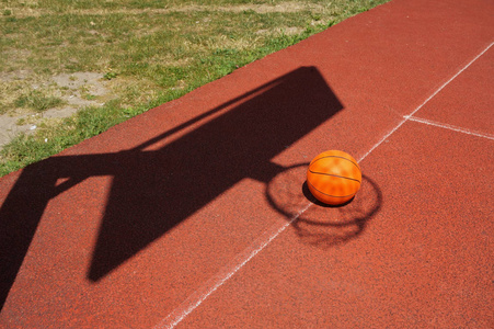 球场上的篮球被放置在网络的阴影中, 球门在具有复制空间的概念图像中。