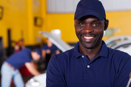 非洲男性汽车修理工