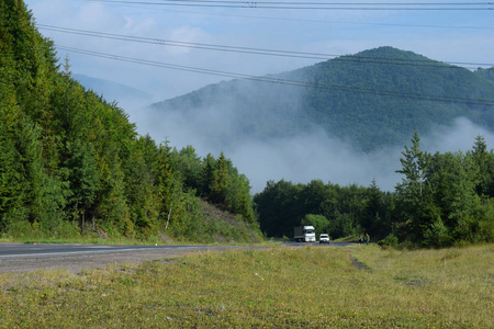 柏油山路, 卡车和摩托车手在在的在的在的大山, 在乌克兰。夏天风景, 森林, 天空