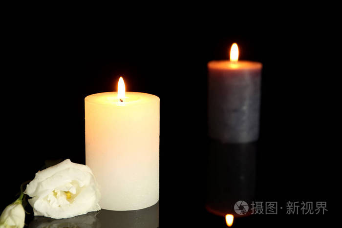 在黑色背景上烧花装饰蜡烛