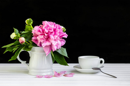 花瓶里的一杯茶和牡丹花