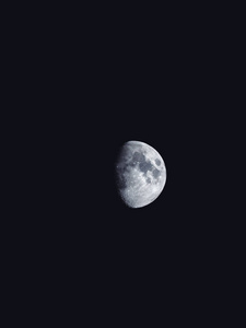 自然夜背景与黑暗的天空和半月亮, 地球卫星。打蜡凸相
