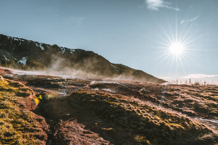 南冰岛 Reykjadalur 河谷地热区的沸腾水和泥浆