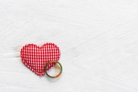 红色心脏与圆环在白色桌与自由拷贝空间为文本。爱情, 婚礼和情人节背景