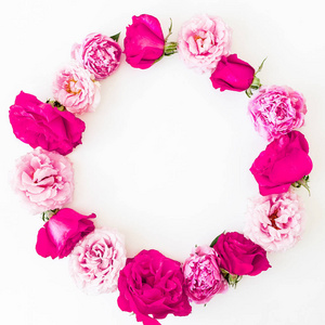 在白色背景下的粉红色玫瑰和花瓣的框架。平躺, 顶部视图。粉红色花朵图案