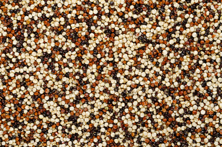 有机食品的黄色背景下的谷朊粉和藜种子的特写照片