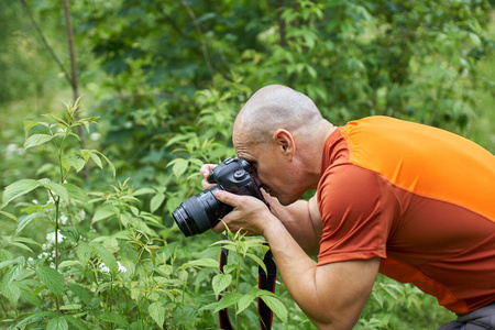 摄影师在森林中拍摄宏观场面户外