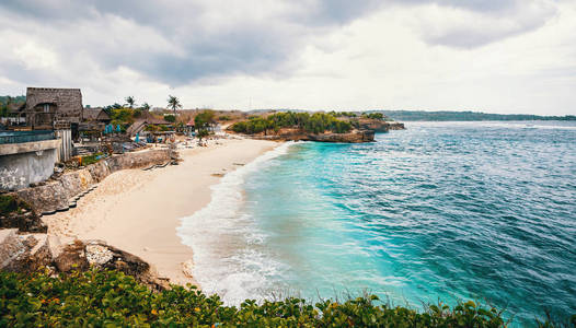 美丽的梦幻海滩在兰彭坎岛附近巴厘岛, 印度尼西亚。色调图像