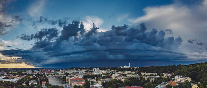 戏剧性的天空。考纳斯市中心鸟瞰图。考纳斯是立陶宛第二大城市, 历来是经济学术和文化的主要中心。