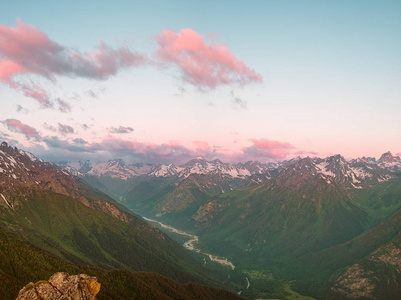 清晨 Dombay 雪山山顶观与上夏季的峡谷与明亮的云彩