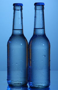 蓝色背景上的矿泉水瓶