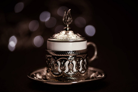 传统的土耳其咖啡在传统的金属杯棕色背景与散