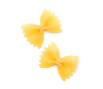 两个原始的 farfalle 面食在白色背景上分离