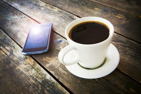 杯咖啡和一款智能手机