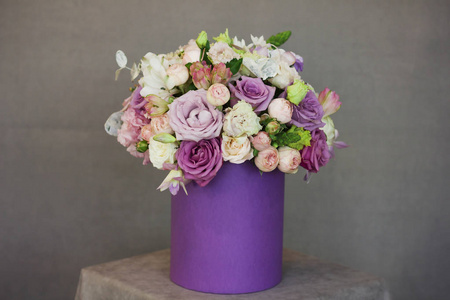 在灰色背景的紫色盒花的美丽花束