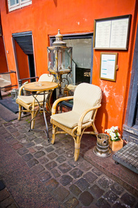 复古旧老式的咖啡馆椅子与哥本哈根，denm 中的表