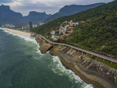 公路由海和自行车路径。海旁的沥青路。汽车广告背景