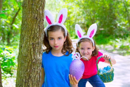 复活节女孩在森林与小兔子的牙齿笔势上玩