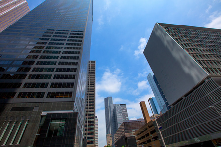 休斯顿市中心的摩天大楼区蓝色天空镜像