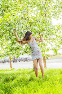 女人站在那棵苹果树附近温暖的夏日阳光明媚的日子