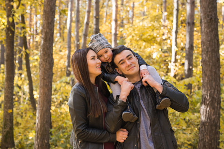 人, 家庭和休闲概念家庭有乐趣站立在秋天公园