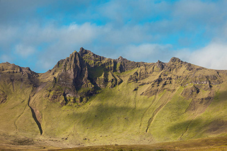 冰岛，高山悬崖。美丽的风景
