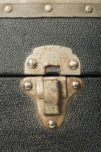 一个旧的旅行手提箱的锁