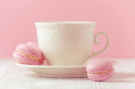粉红色的杏仁自制和一杯咖啡的粉红色背景色调