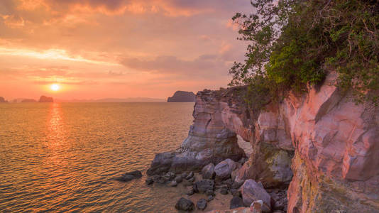 绚丽黄色天空 山金沧海 美丽海景全景图