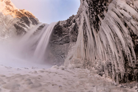 美丽的 Skogafoss 瀑布在冬天。冰岛