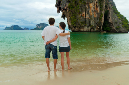 夫妇在热带的浪漫假期