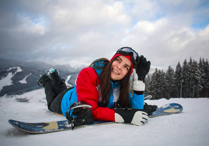 滑雪胜地冬季快乐女子滑雪