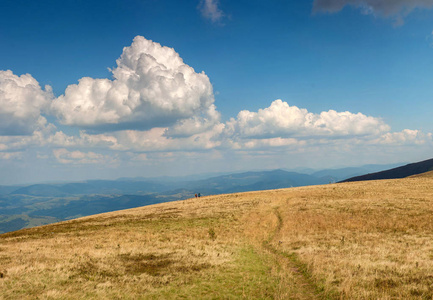 Borzhavsky 山脉的美丽景色, 乌克兰。夏日阳光明媚的秋山全景