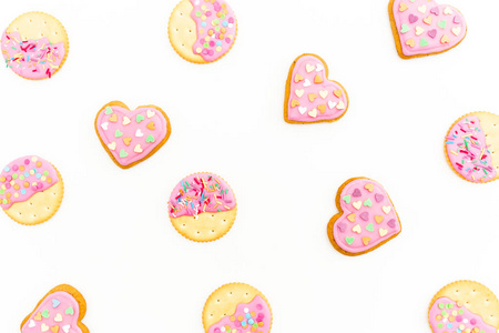 白色背景的粉红色釉面饼干。爱情作文。平躺。顶部视图