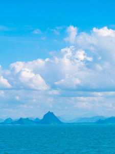 美丽的海和海洋在白色云彩和蓝天背景与拷贝空间为文本