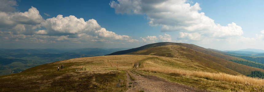 Borzhavsky 山脉的美丽景色, 乌克兰。夏日阳光明媚的秋山全景