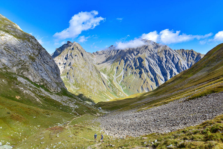 大观景山和两个徒步旅行者在山谷中漫步