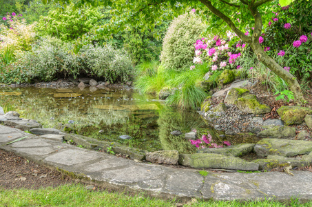 园景花园现场与石头边池塘