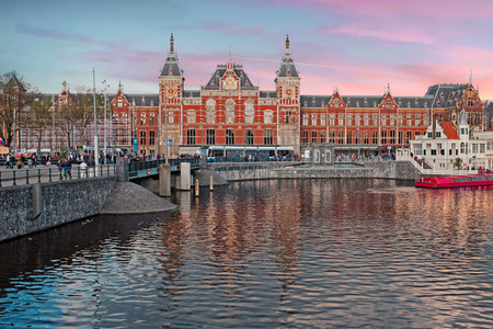 城市风景从阿姆斯特丹与中央驻地在 Nethe