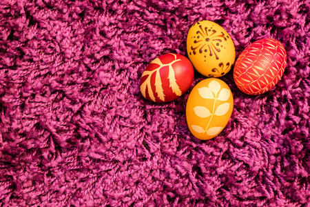 复活节彩蛋在紫色的地毯上, 与复制空间