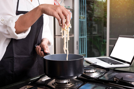 厨师切库克国产使面团新鲜面食