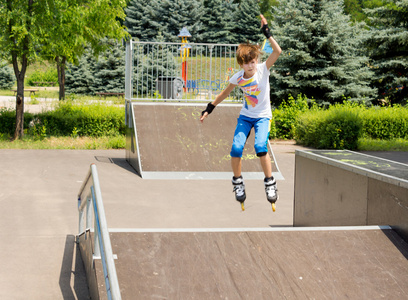跳跃的滚轴溜冰时空气中的小女孩