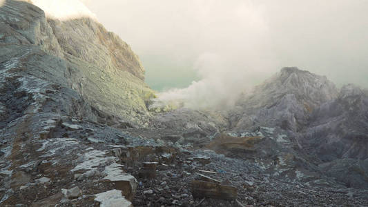 卡瓦 Ijen, 口, 硫磺被开采的地方