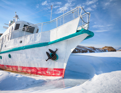 船在冻结贝加尔湖