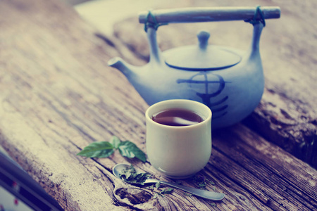 茶几上有蓝色茶壶的鲜茶杯特写图