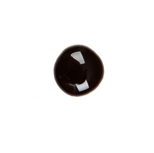 从巧克力糖浆，在白色孤立的标点符号