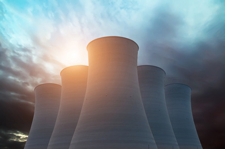 顶的冷却水塔的原子发电厂图片