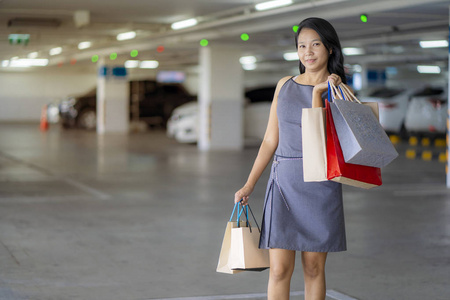 亚洲妇女在百货公司购物, 购物袋快乐