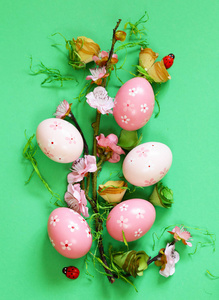 复活节装饰用花和被绘的蛋